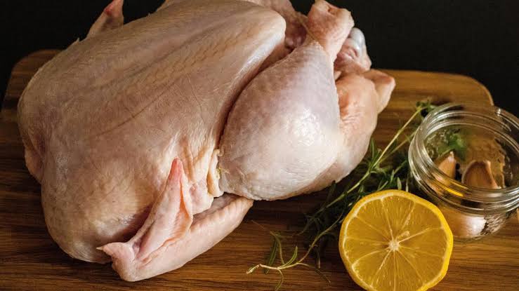 Kenapa Ayam Direndam Air Panas? Ini Alasannya