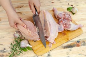 Cara Membersihkan Ayam Setelah Dipotong dengan Benar